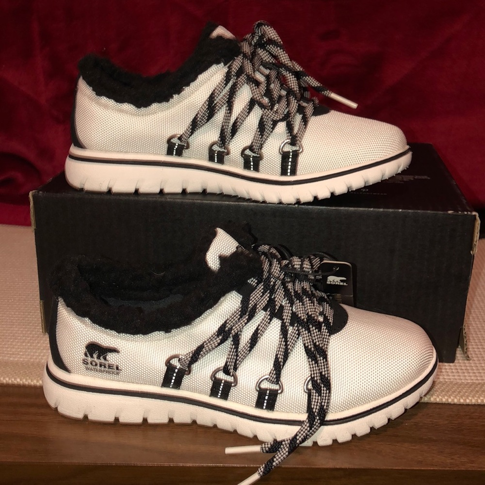 🌟🌟Sorel Cozy Go -Size 5.5 white/Black NWT